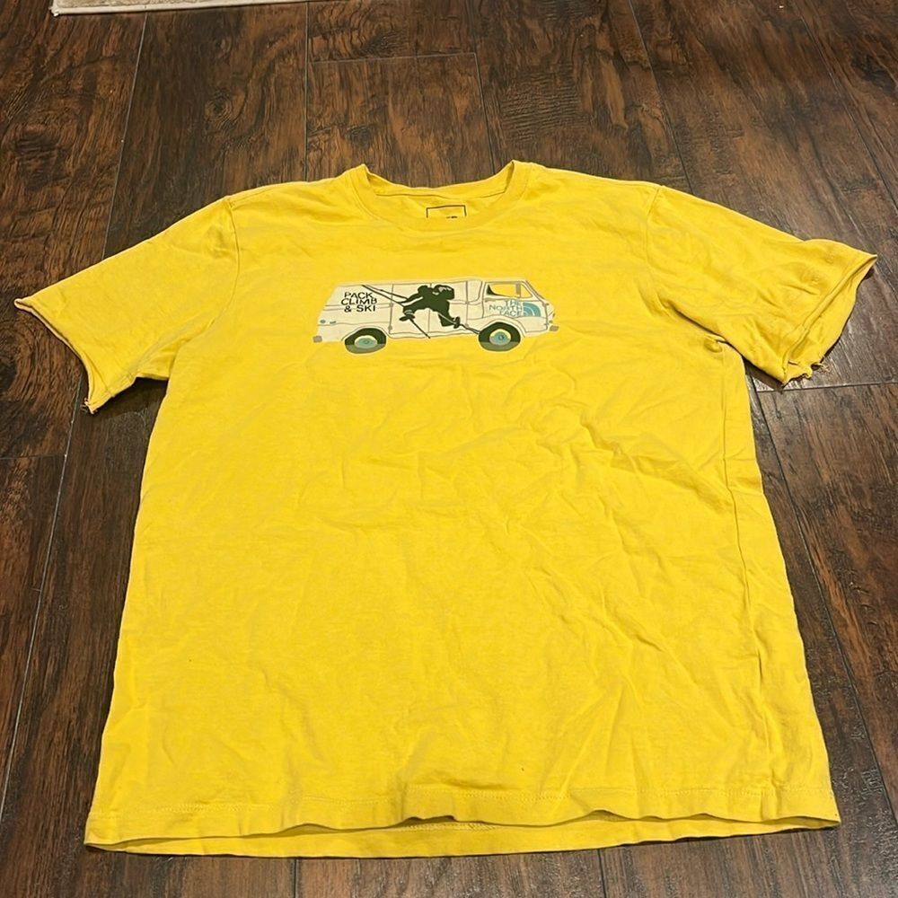 The North Face Men's Outdoor Free Graphic T-Shirt‎ size M Bamboo Yellow raw hem